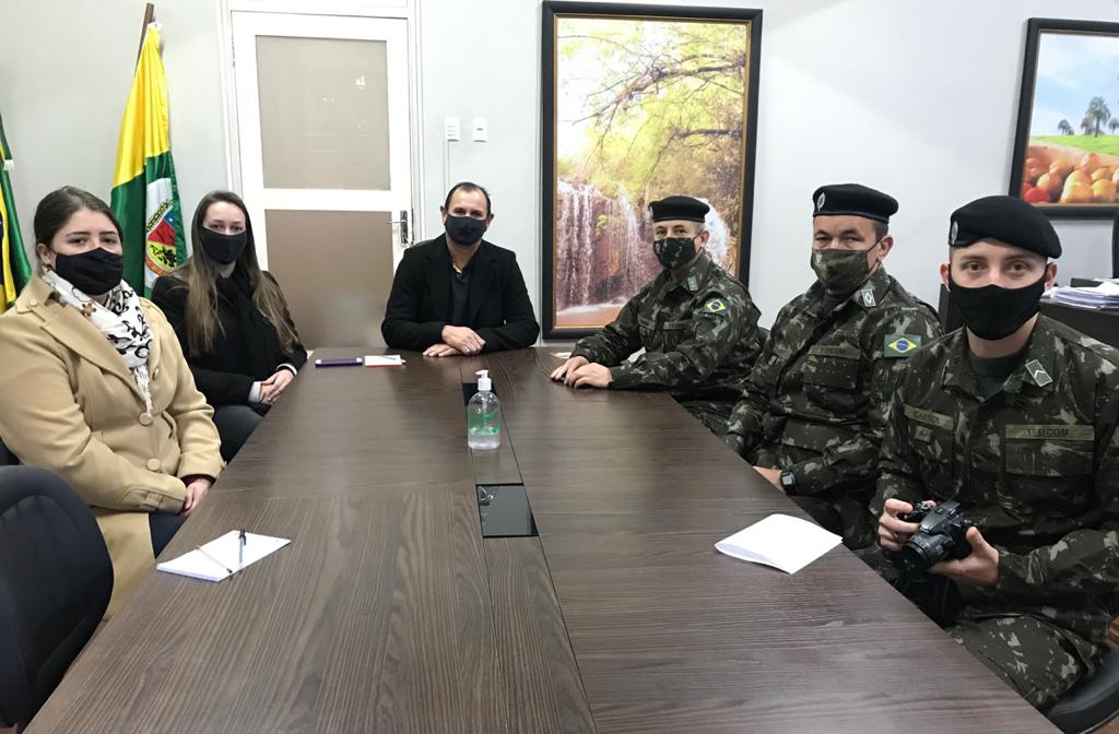  Prefeito recebe representantes do Posto de Recrutamento Militar  